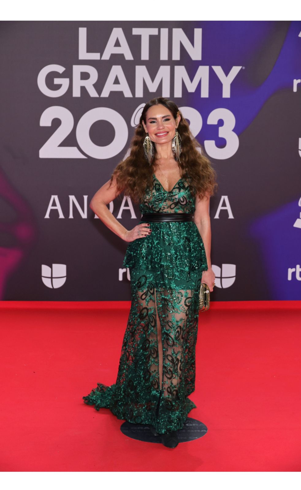 Alvera García deslumbra en alfombra de los Grammy